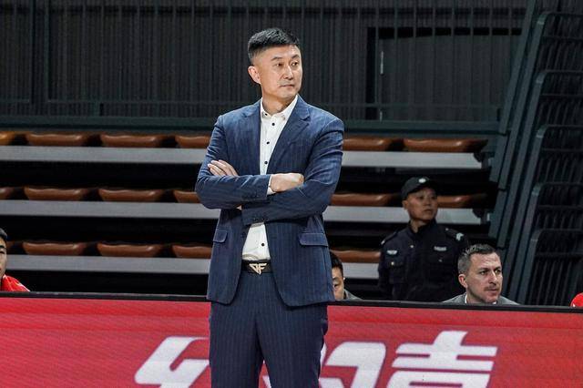 「CBA」胡明轩砍31分并投进关键三分，广东队力克上海队夺晋级主动权_比赛_主场