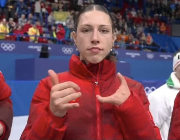 只有两根手指!23岁加拿大女选手戴特制手套出战接力 首夺冬奥会奖牌