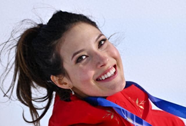 观众即将被清场，谷爱凌中断采访去跟粉丝打招呼