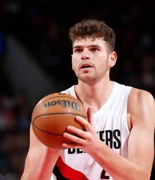 杨瀚森短暂登场斩获2分1篮板1抢断 森林狼133-109大胜开拓者