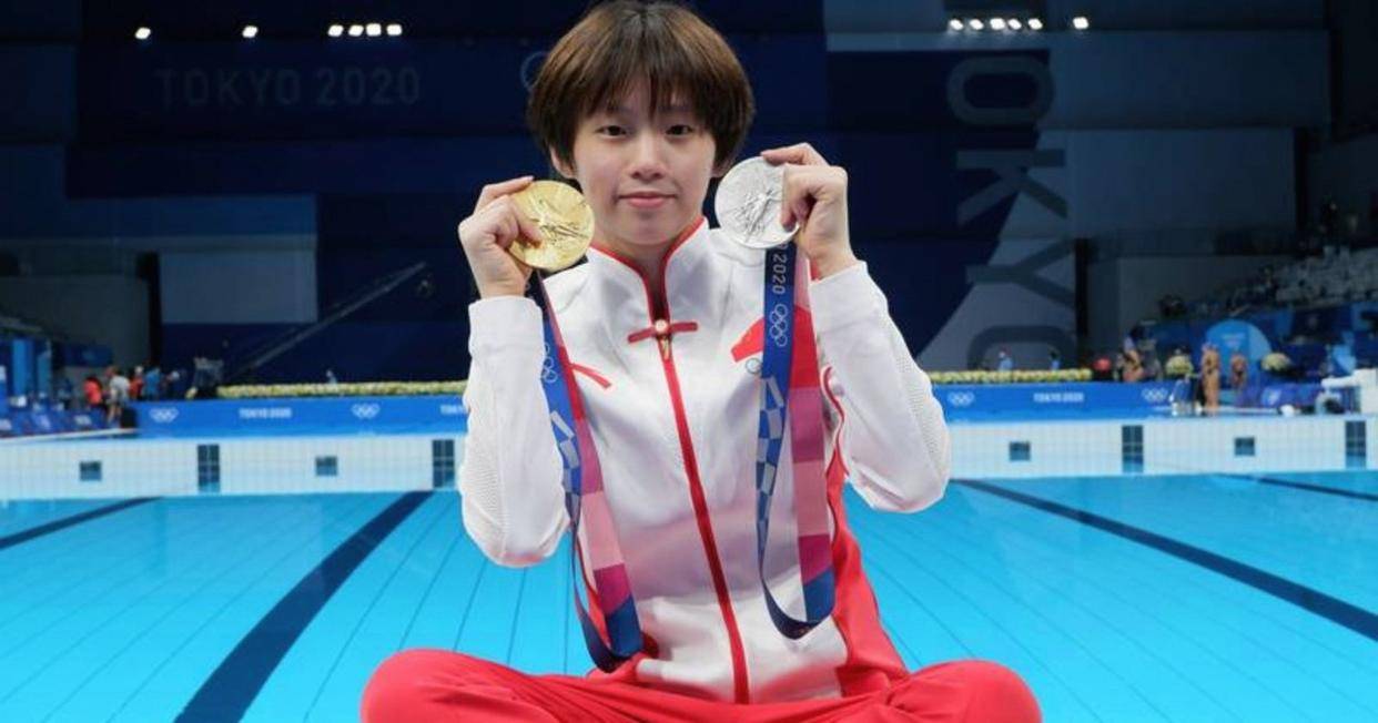 陈芋汐在微博之夜上完美无瑕,荣光加身赢得鲜花掌声与奖杯,展现新时代运动员风采与风度