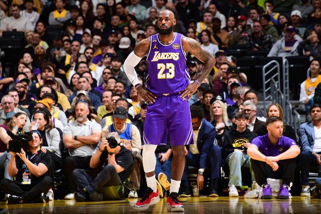 赛季首次三双！詹姆斯轰28+10+12连创纪录 率领湖人重返西部第5