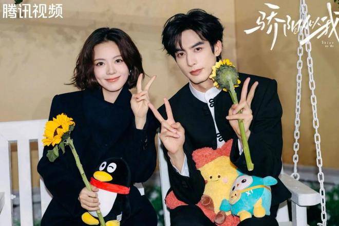 宋威龙携手赵今麦拍番外篇短片甜翻，两人相拥凝视傻笑不停