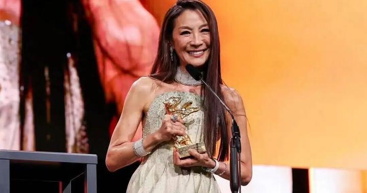 63岁杨紫琼泪流满面领取柏林电影节终身成就奖，上台时场内响起陈奕迅唱的《英雄联盟》动画主题曲