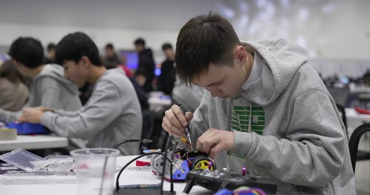 哈萨克斯坦举办青少年科技节
