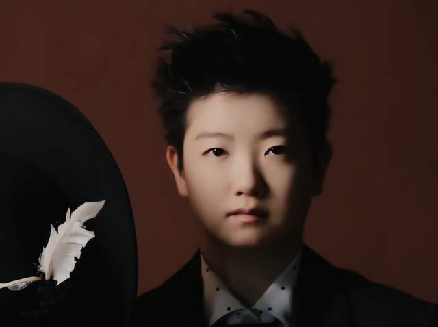 25岁孙颖莎拍封面照，西装造型酷飒十足