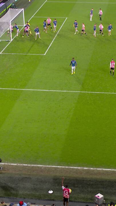 足球也有空接？界外球→头球→进球