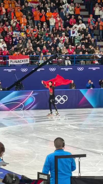 孙龙0.028秒之差摘短道速滑1000米银牌披国旗庆祝