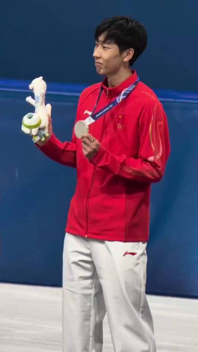 孙龙米兰冬奥会领奖台与吉祥物互动