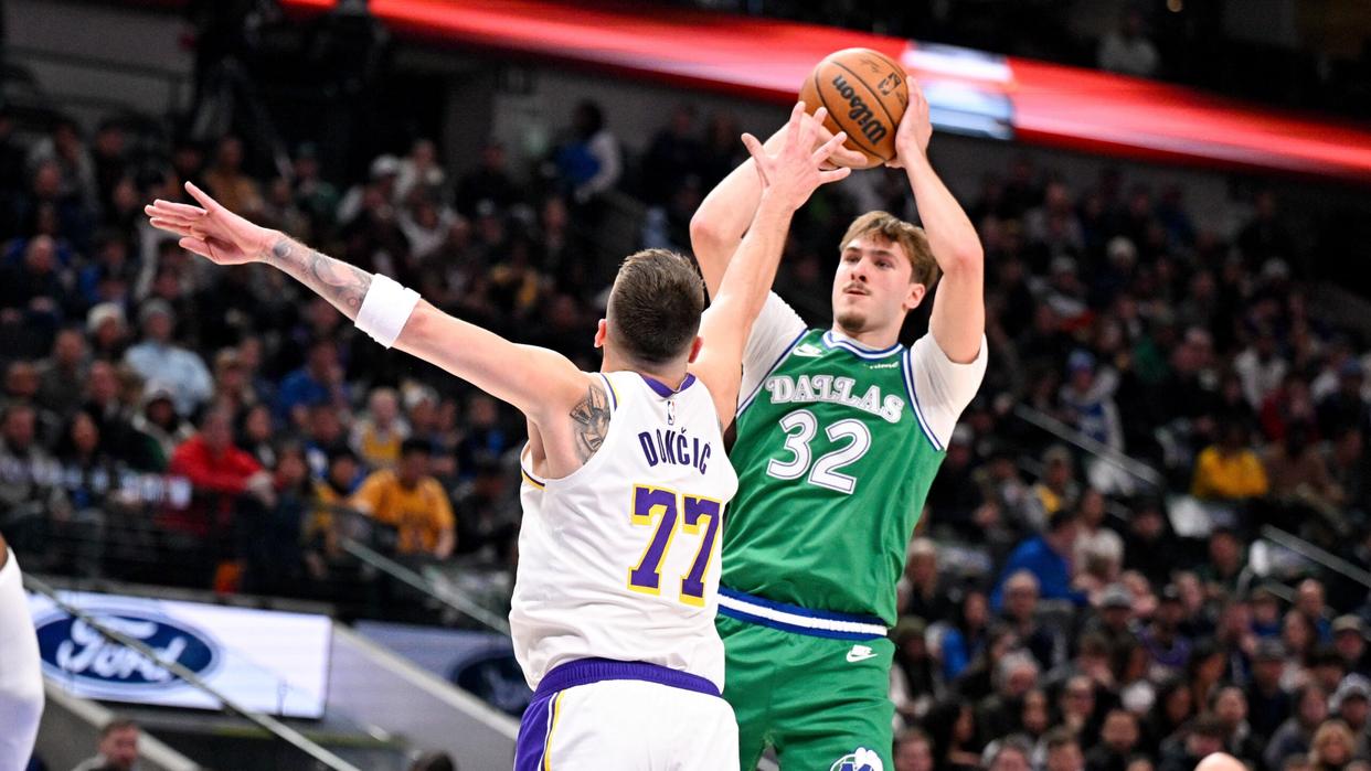 东契奇33+8+11创两大NBA历史第1神迹,湖人15分逆转独行侠!詹姆斯末节暴走,弗拉格20中7