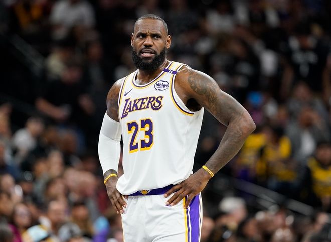 詹姆斯是史上首位四连三双的前锋，也是最老的一个！