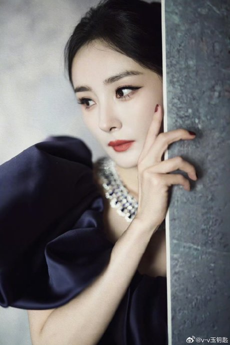 杨幂片场自称老姐姐 幽默化解年龄焦虑