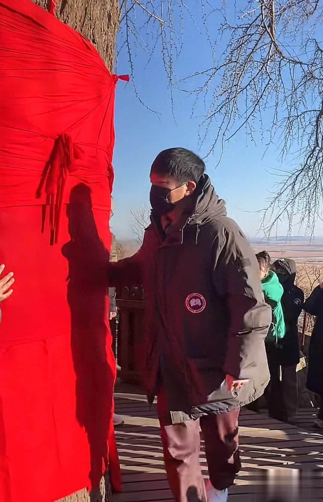 47岁鲍莉陪郭京飞大孤山祈福，脸色蜡黄似普通主妇 - 360娱乐