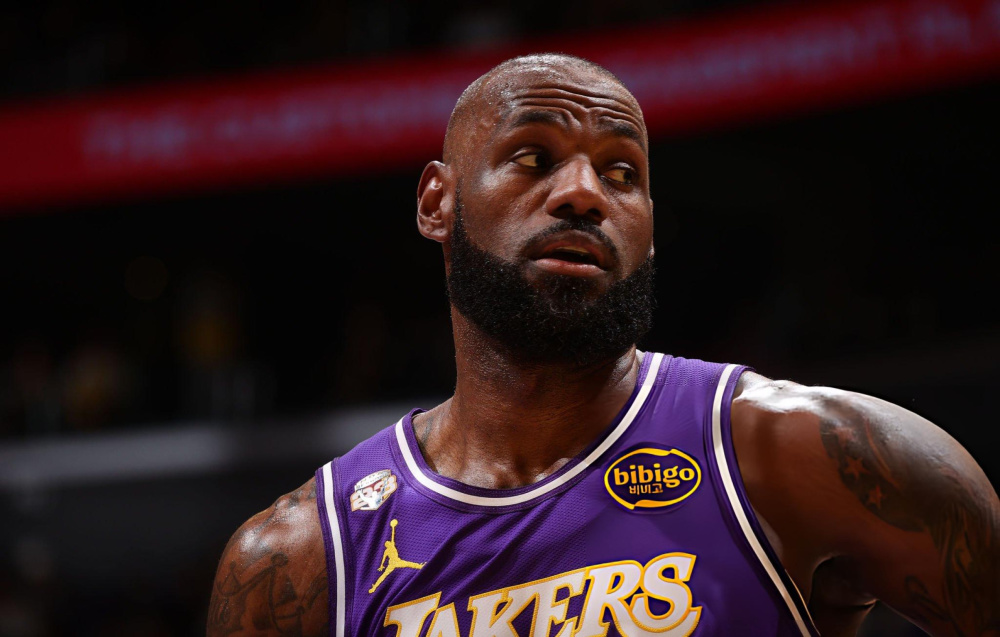 詹姆斯28+10+12终结连败！创本赛季首次三双 连续四场助攻上双