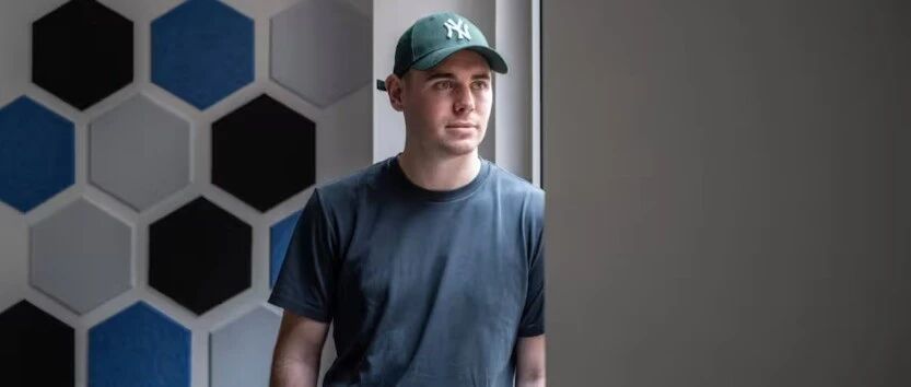 高中肄业、25岁融资15亿，00后创始人宣战英伟达，不拼算力拼搬运