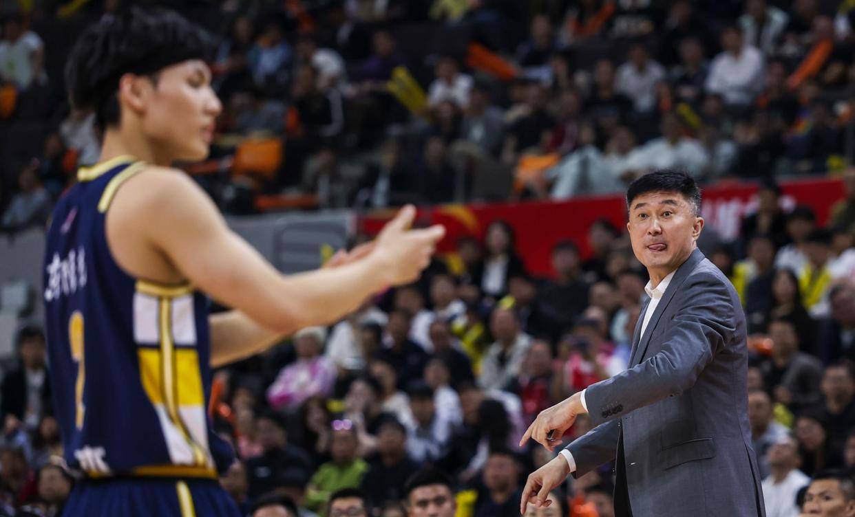 残阵豪取17胜5负，联盟第三！杜锋的100分背后，是广东队血与泪的淬炼