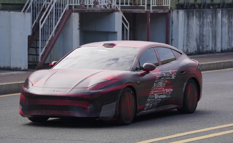 尾灯看起来很臃肿，疑似方程豹新款轿车谍照露出