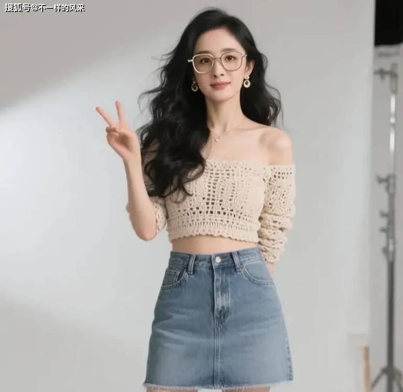 杨幂也开始走熟女路线了,牛仔短裤搭配米色毛衣女人味十足!