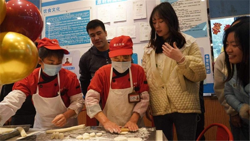 【华龙网】就地过年•暖在身边　　重庆大学这举措暖了,千名留校生1毛钱可享36道菜自助餐　-　媒体重大　-　重庆大学新闻网