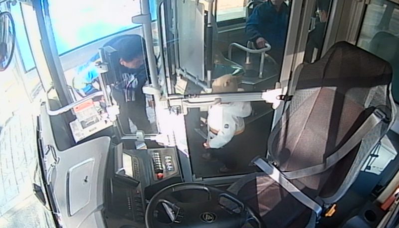 4岁小男孩独自乘坐公交车，驾驶员联合民警帮找家人