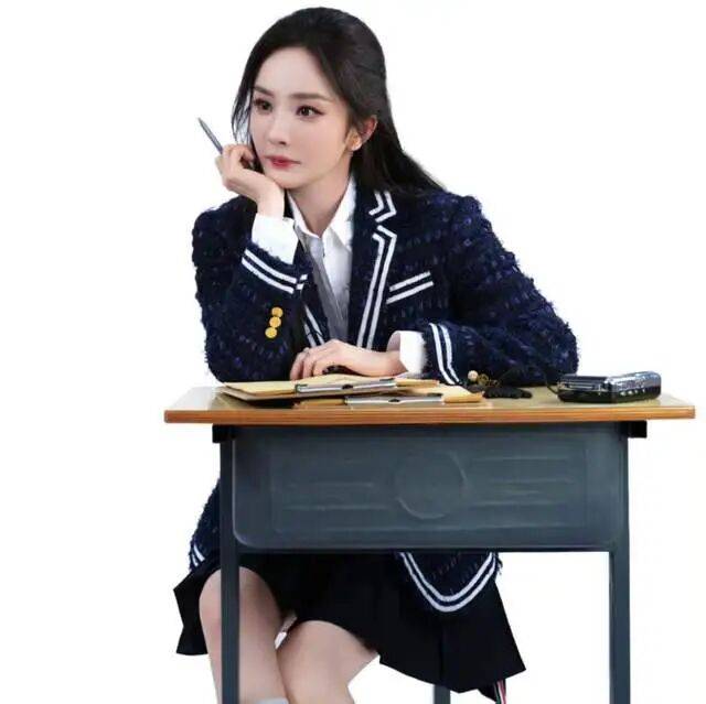 杨幂校花学姐上热搜，学院风造型惊艳，电竞表演赛圈粉无数!