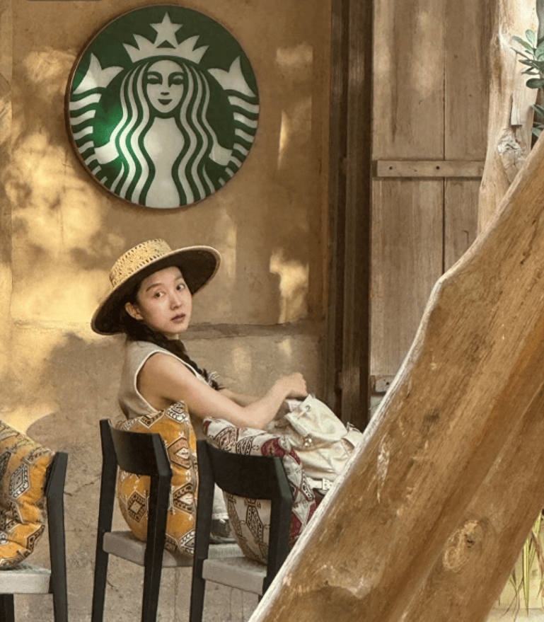 马龙一家总统府游玩被拍!追着老婆喊“露露”,用丝巾当抹胸超美