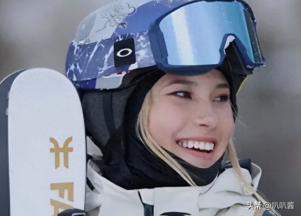 外媒对谷爱凌的称呼变了，两字之差释放强烈信号，邓亚萍没说错