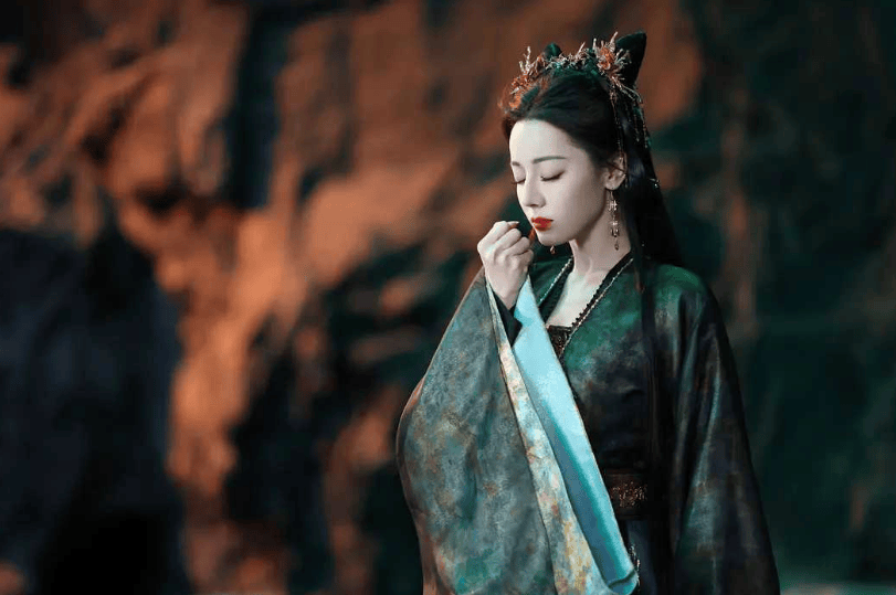 迪丽热巴《慕胥辞》改名《白日提灯》 罗云熙《魅影神捕》缩水10集