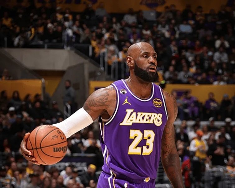 湖人大胜独行侠！老詹三双带队，里弗斯+众将齐爆，肯纳德地位低