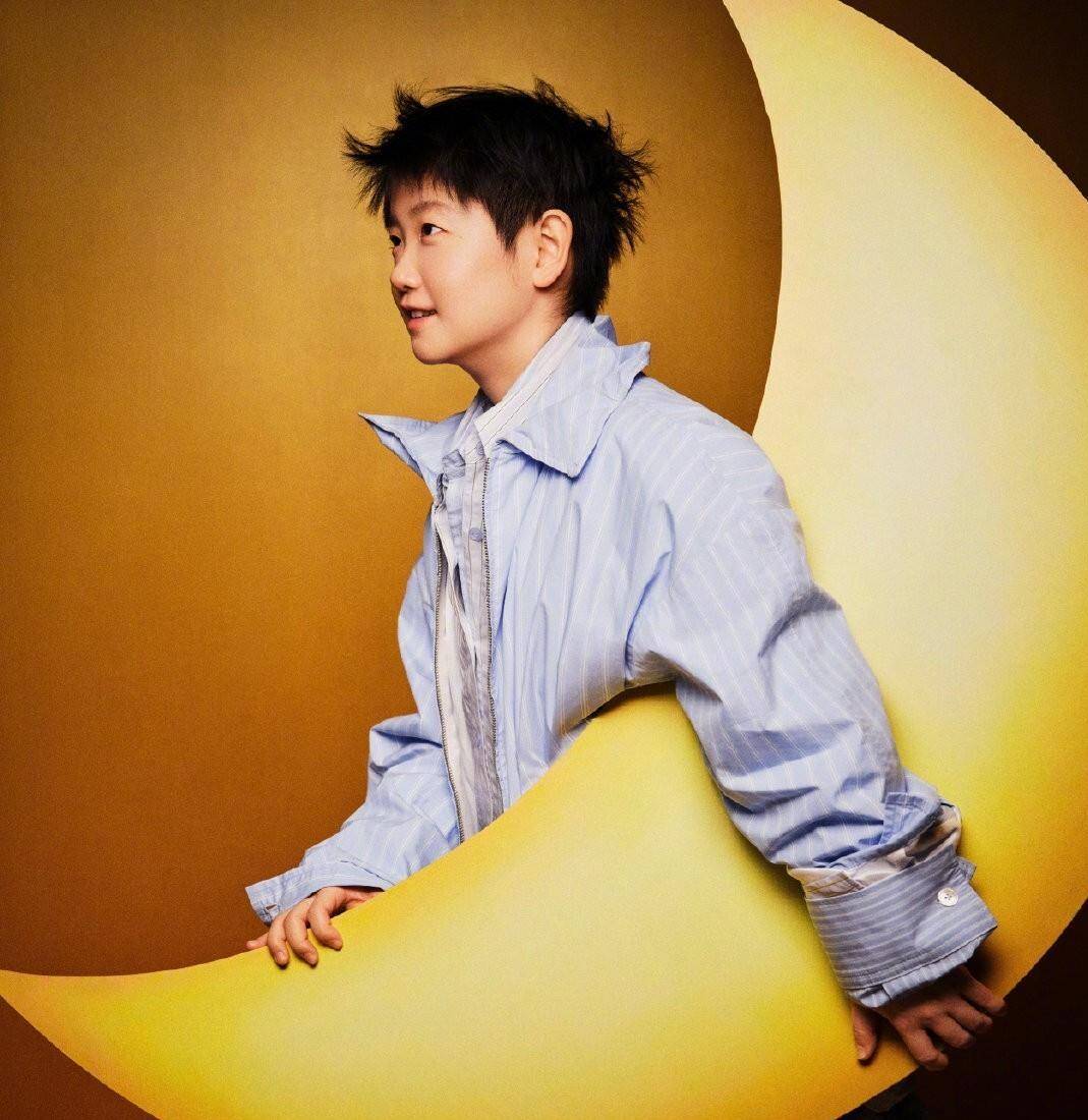 赛场女王对阵封面萌妹:孙颖莎六登ELLE创纪录，争议判罚后夺冠的她如何征服时尚圈?_杂志