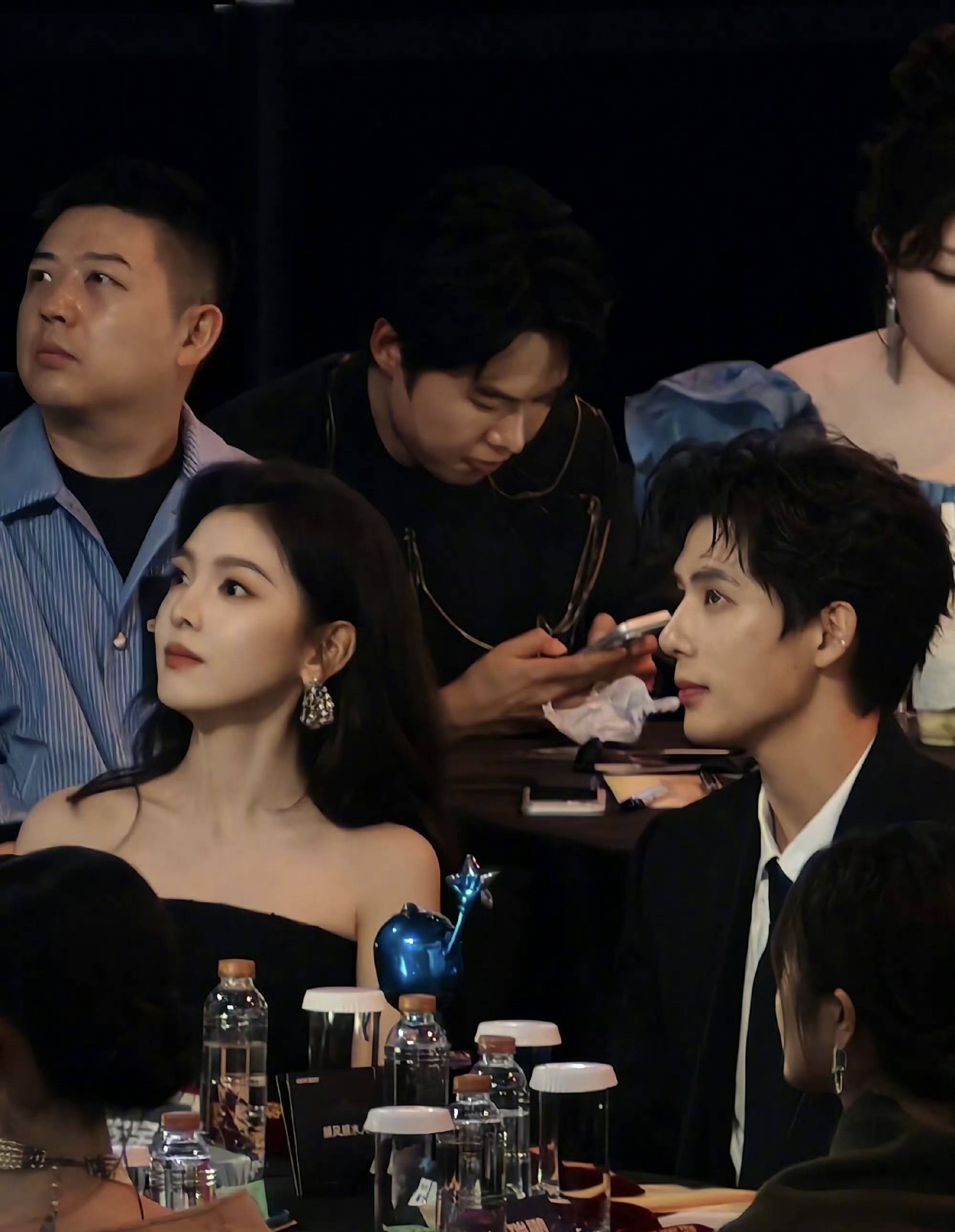 章若楠王安宇新剧开机!路透氛围感拉满,粉丝直呼“嗑到了”