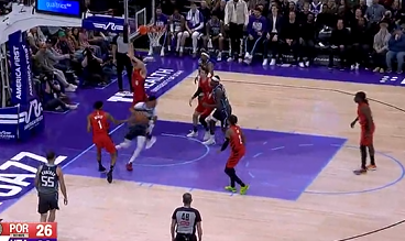 贝利假动作晃飞杨瀚森，顺势转身上篮打进2分