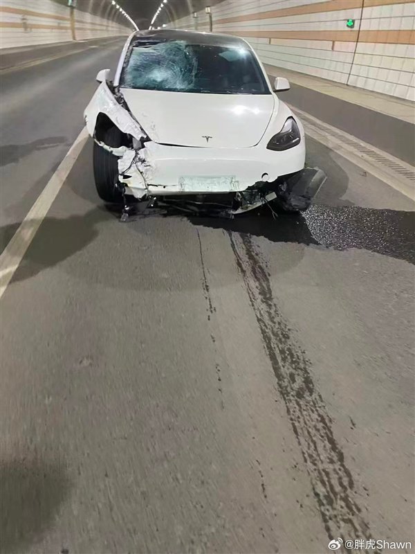 国内一男子开特斯拉狂飙至200码 结果高速撞车