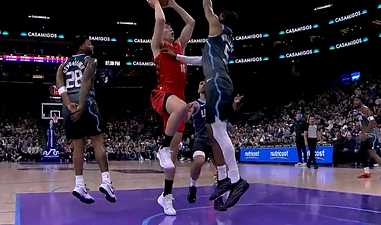 杨瀚森首节替补登场上篮造成对手犯规，随后两罚稳稳命中