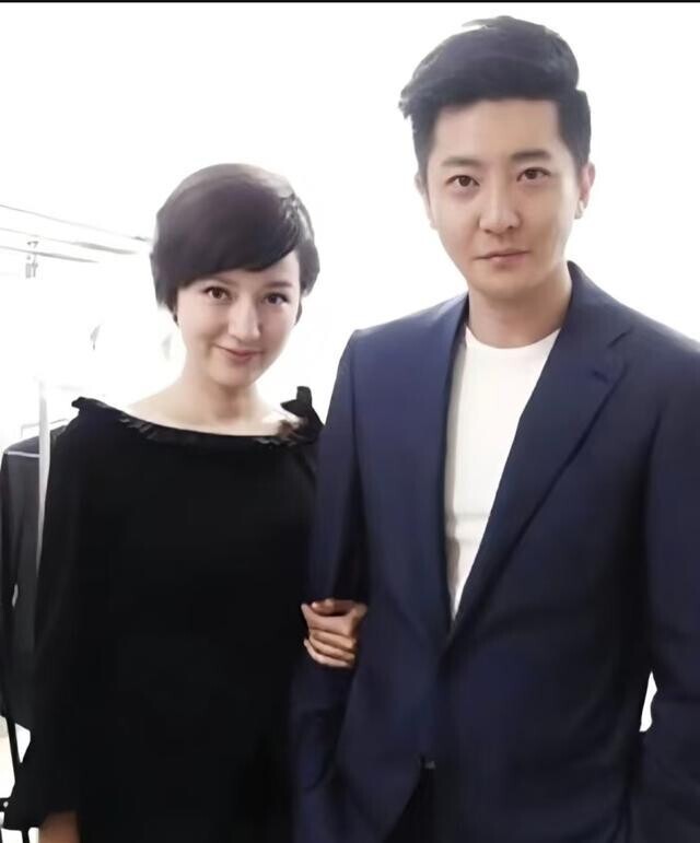 郭京飞妻子鲍莉:上戏导演系高材生,曾是演员,现为资深执行导演,与郭京飞恩爱多年,家庭温馨和睦,堪称圈内模范家庭。