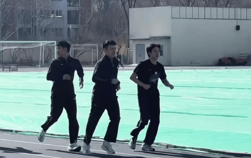 国乒新年拉练,王楚钦穿短袖长跑一万米,新加坡大满贯压力大!