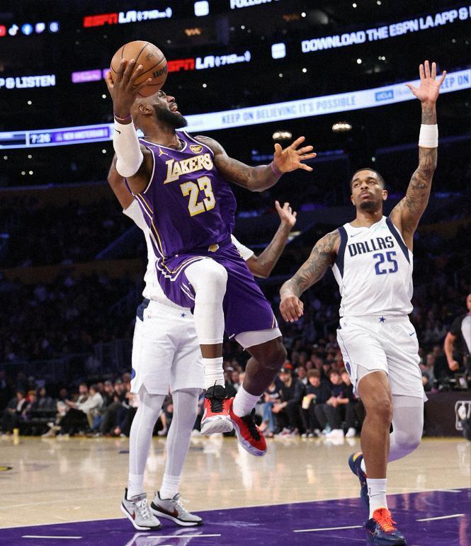 詹姆斯28+10+12创NBA神迹，里夫斯替补18分，湖人三杀独行侠