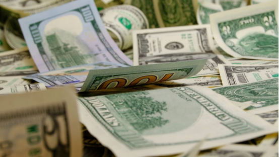 公募基金规模环比大增1.3万亿:结构性热潮下的资金迁徙与生态变革