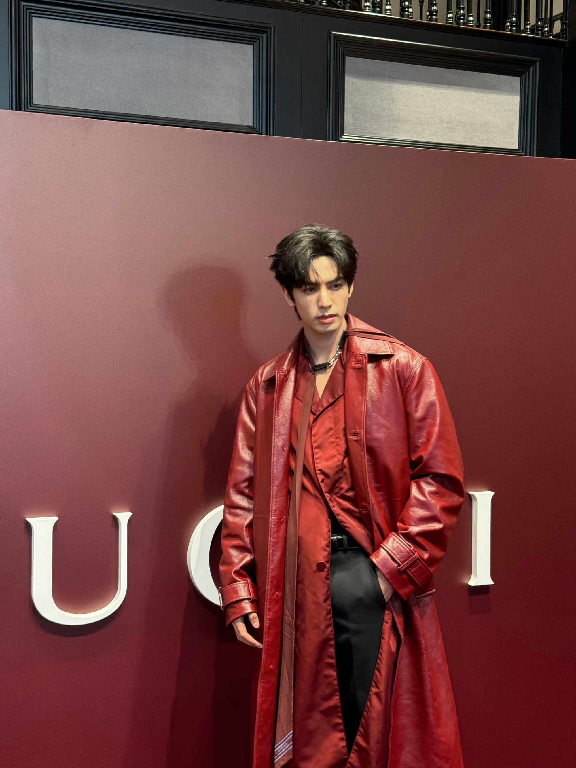 给世界一点浓颜的震撼！与马为伍，宋威龙演绎古驰2024秋冬系列经典安可拉红