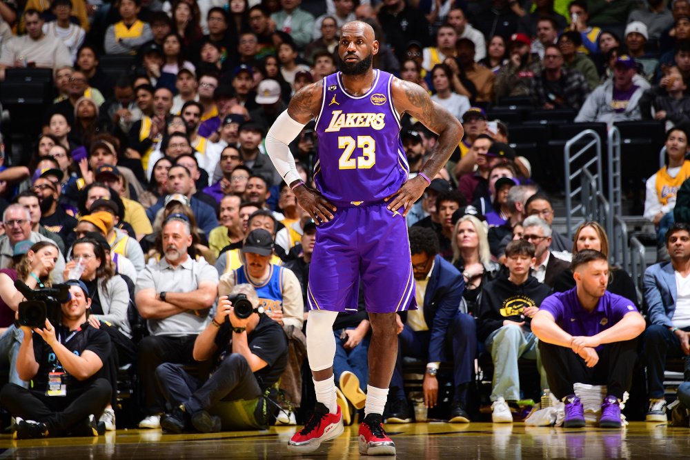 赛季首次三双！詹姆斯轰28+10+12连创纪录 率队重返西部第5