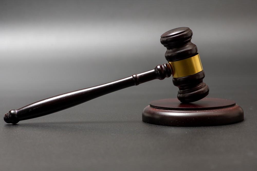 驾驶无牌电动三轮车与无号牌摩托车相撞 摩托车乘坐人死亡 法院判三轮车驾驶人无罪