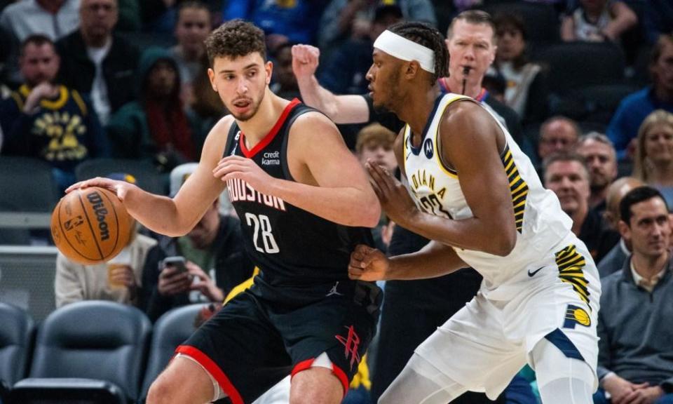 火箭队又伤1人！内线核心小腿被撞，带伤出战，仍砍16+9+6+3盖帽