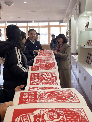 中邮保险重庆分公司书写绿伞公益温情答卷