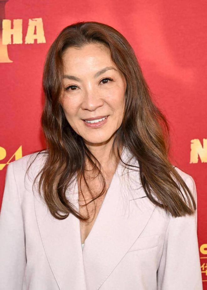 杨紫琼穿洞洞鞋去哪吒2首映礼，派对在海底捞举行，郭帆帅气出场