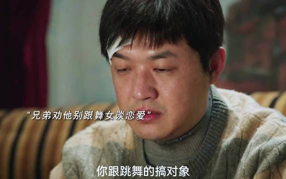 兄弟们也是豁出去了，拿起鞋垫就猛抽调戏未来大嫂的混混，简直笑不活了！