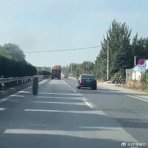 货车后轮溜走一个都没发现：一路追着小车跑车主倒是够冷静的