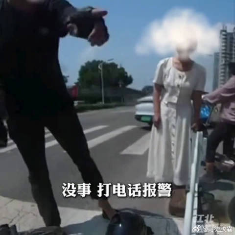 女子路口等红灯三次碾压摩托车男子脚部后报警