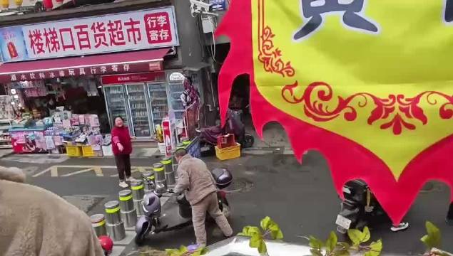 步行街新设了栏杆，不给电瓶车摩托车进，这大哥可真是个犟驴