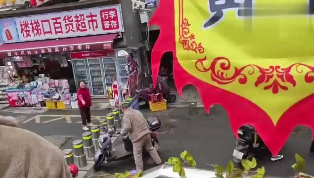 网友爆料：步行街新设了栏杆，不给电瓶车摩托车进，这大哥可真是个犟驴