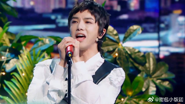 华晨宇演唱《小镇里的花》，舞台美到炸裂，极致的视听享受